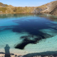 Imagen para el artículo titulado La policía de Reino Unido tiñe de negro una laguna histórica para que los instagrammers se queden en casa